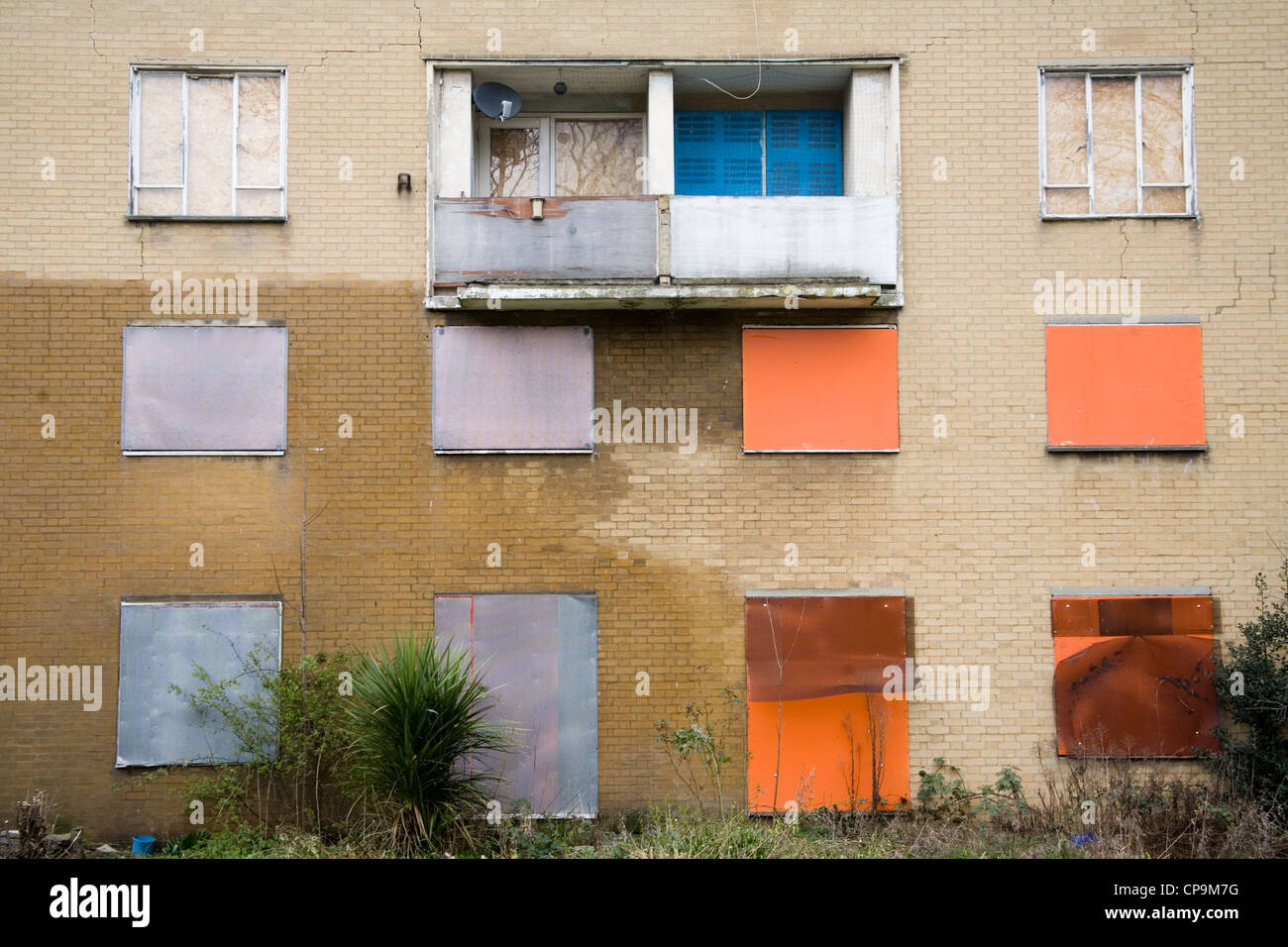 Derelitti blocco di appartamenti Foto Stock