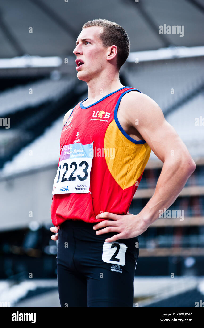 Atleta durante il London prepara la serie in corrispondenza della Oympic Stadium di Londra il 6 maggio 2012. Foto Stock