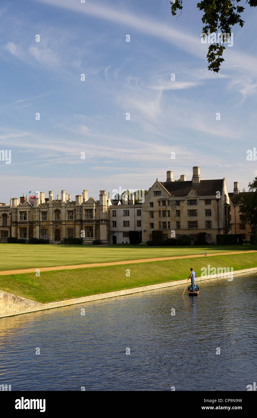 Punting sul dorso, fiume Cam, Clare College di Cambridge, Cambridgeshire, England, Regno Unito, Europa Foto Stock