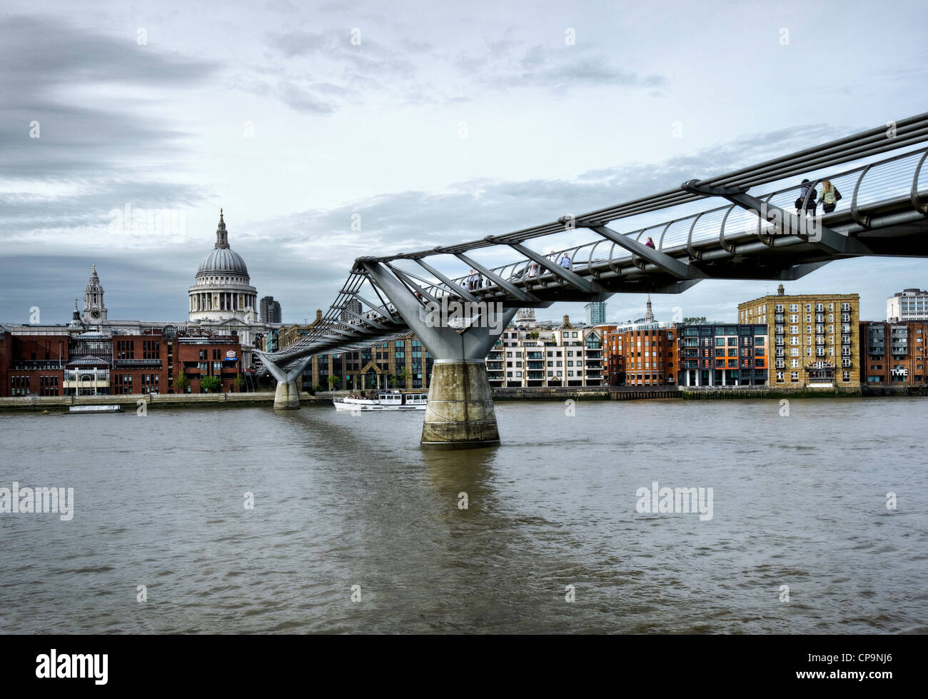 La cattedrale di St Paul, Millenium Bridge, South Bank di Londra, England, Regno Unito Foto Stock