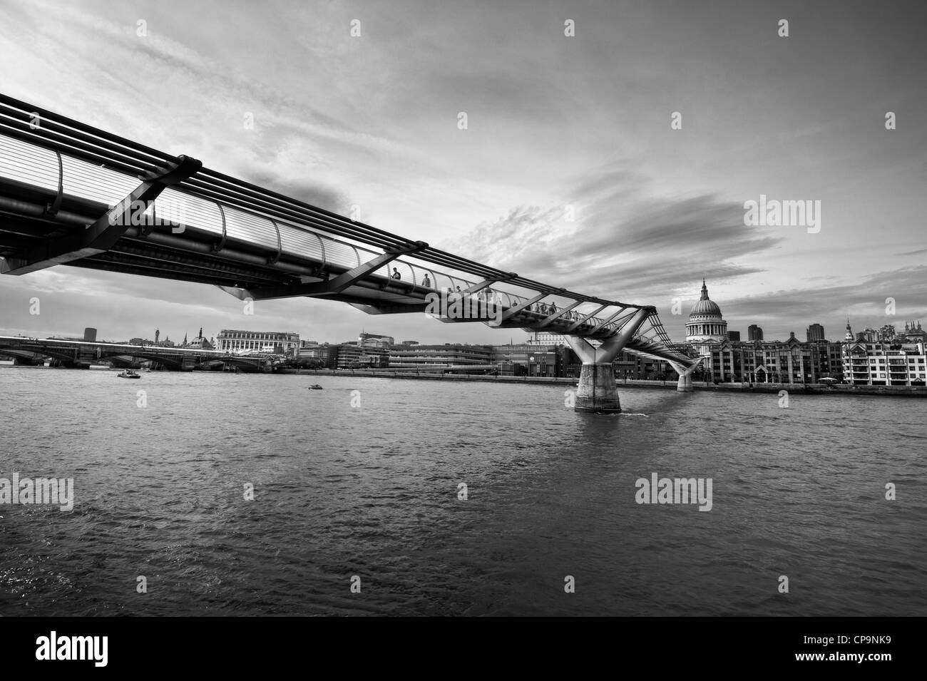 Millennium ponte sul Fiume Tamigi a Londra, Inghilterra Foto Stock