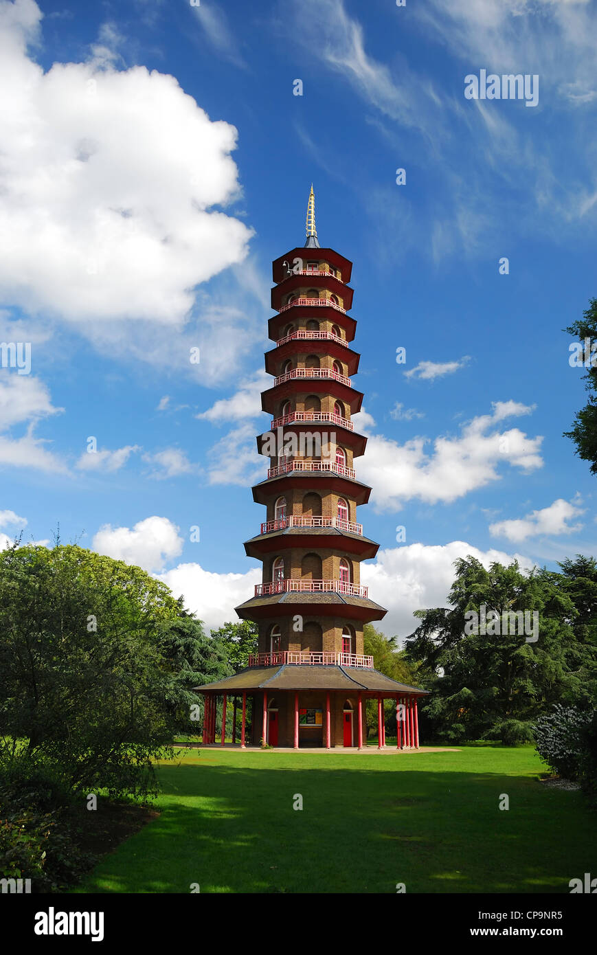 A 9 piani pagoda con pilastri rosso stading sull'erba verde nel giardino botanico reale di Kew, sotto il cielo blu e bianca nuvola. Foto Stock