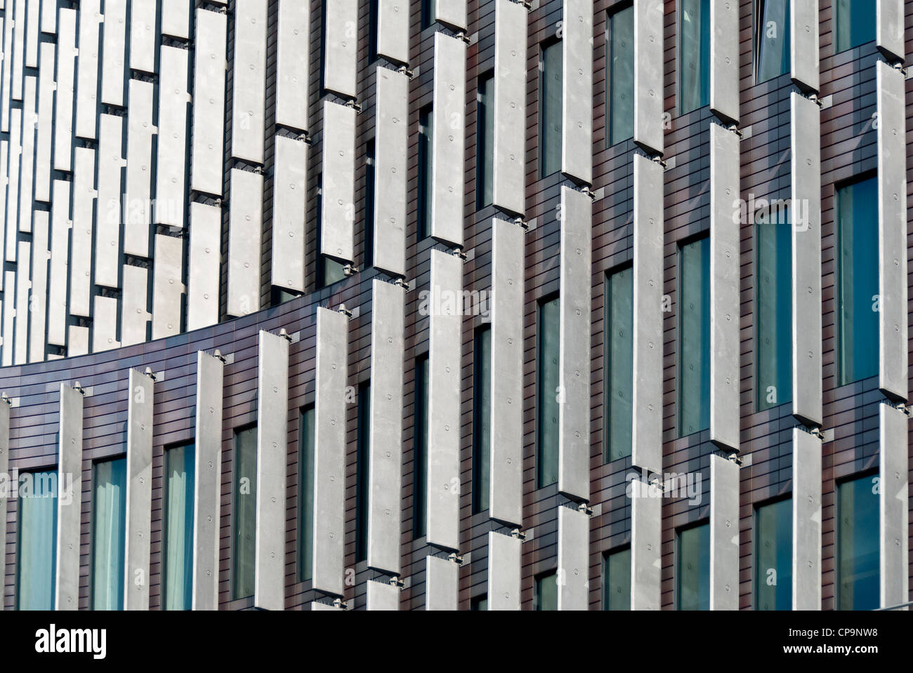 Swissotel edificio sulla intersezione di Joachimstaler Straße & Kurfurstendamm street a Berlino. Schede di metallo & linee verticali su Foto Stock