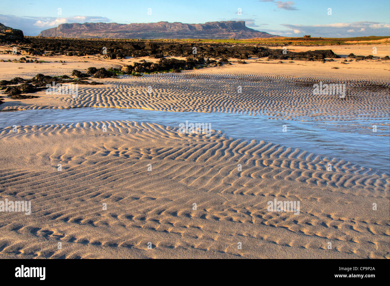 Un paesaggio di galanach bay isola di pasticciare con l'isola di eigg in secondo piano le piccole isole al largo della costa occidentale della Scozia Foto Stock