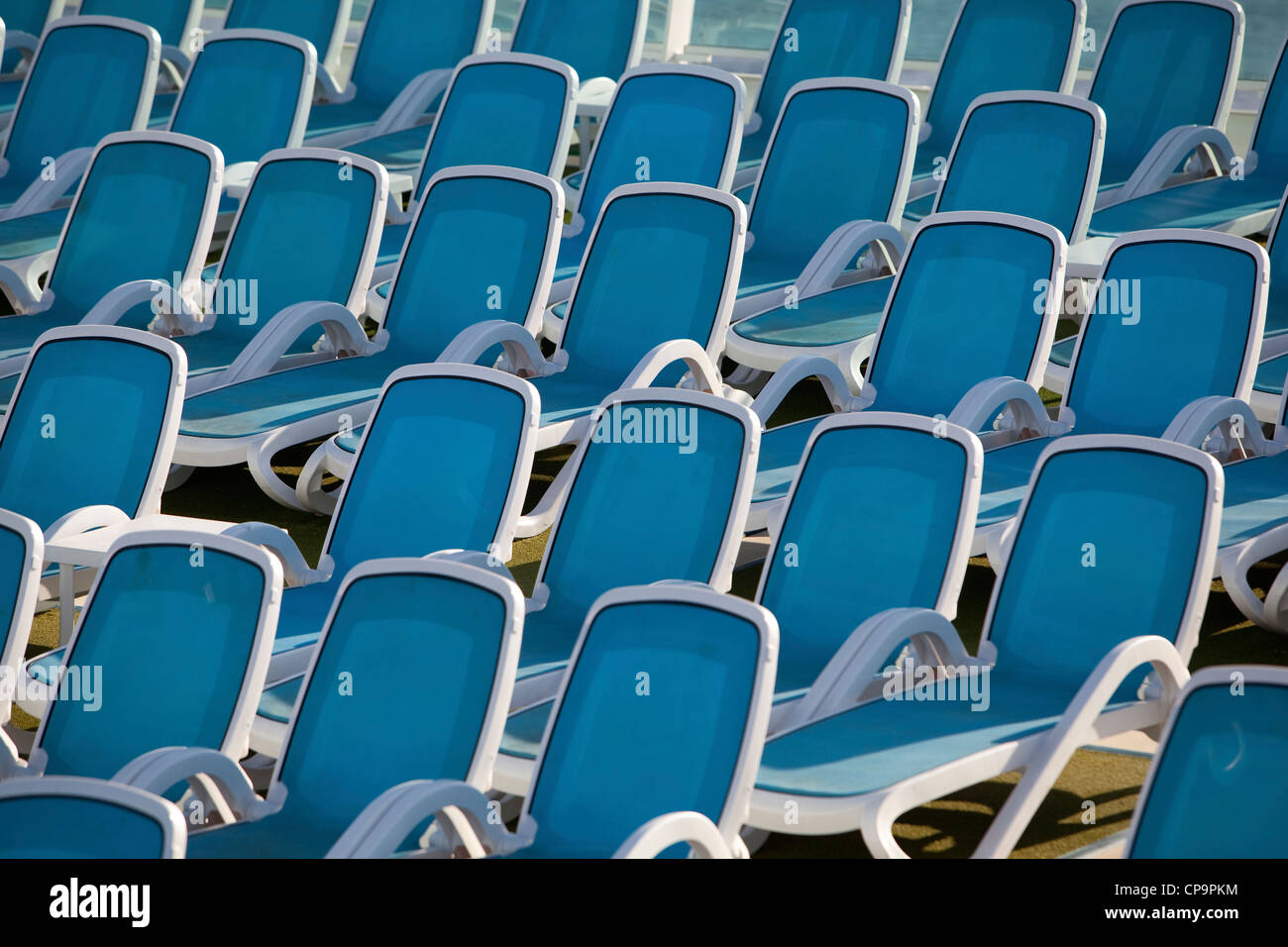 Sedie a sdraio disposti sul ponte della P & O liner Ventura. Foto Stock