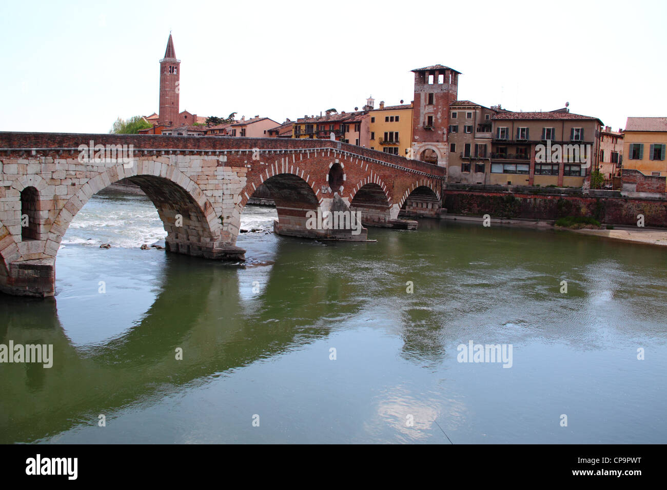 Il vecchio ponte di Verona, Italia, riflesso nel fiume Adige. Foto Stock