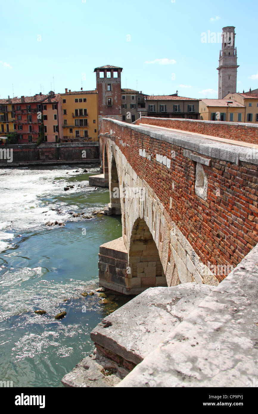 Il vecchio ponte di Verona, Italia. Sullo sfondo la torre del Duomo Foto Stock