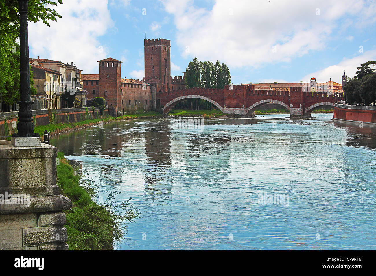 Il Ponte Scaligero a Verona vicino a Castelvecchio (vecchio castello) Foto Stock