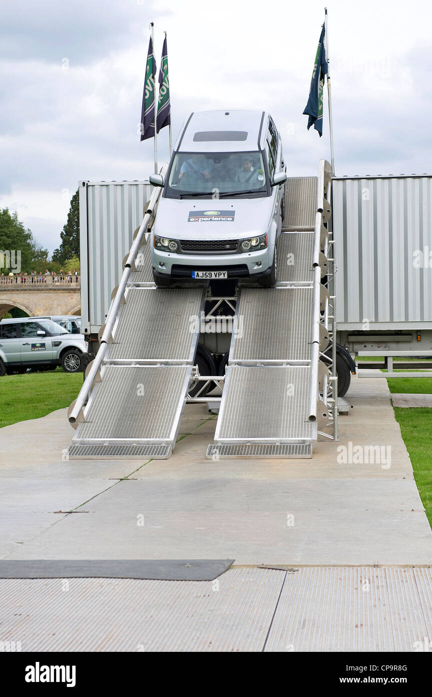 Land Rover dimostrazione presso Burghley House Country Park, lincolnshire, Inghilterra Foto Stock