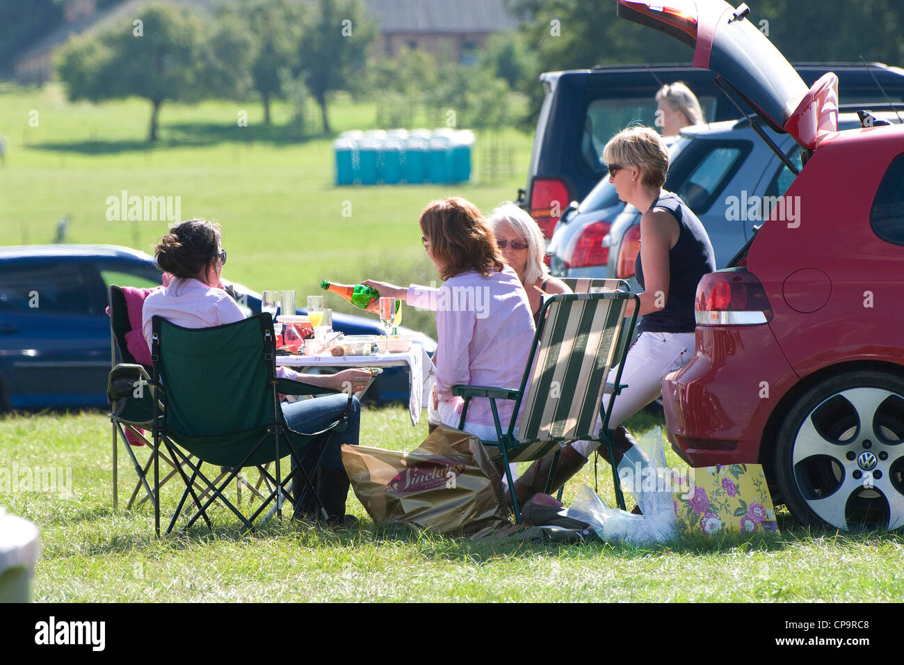 Pic nic in area di parcheggio all'evento sportivo Foto Stock