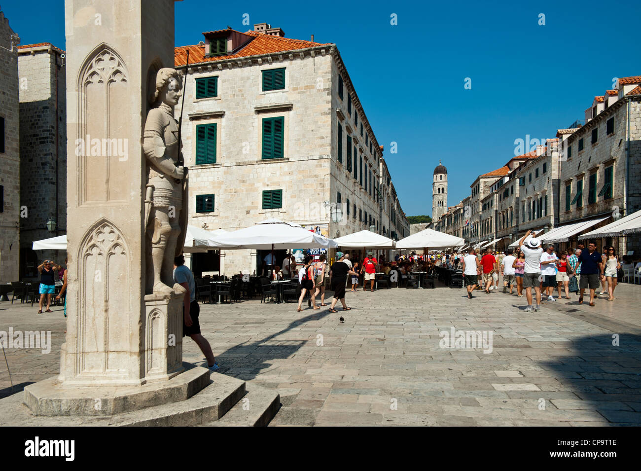 Orlando la colonna sulla piazza Luza e il Stadrun in sfondo , Città Vecchia di Dubrovnik. La Croazia. Foto Stock