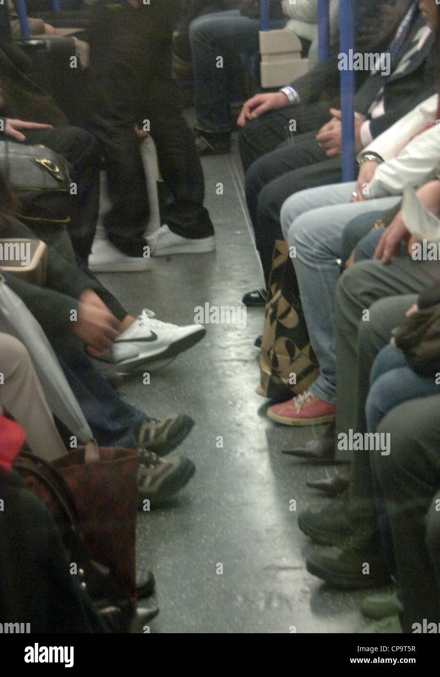 I passeggeri a bordo di una vettura della metropolitana. Londra. In Inghilterra. Regno Unito. Foto Stock