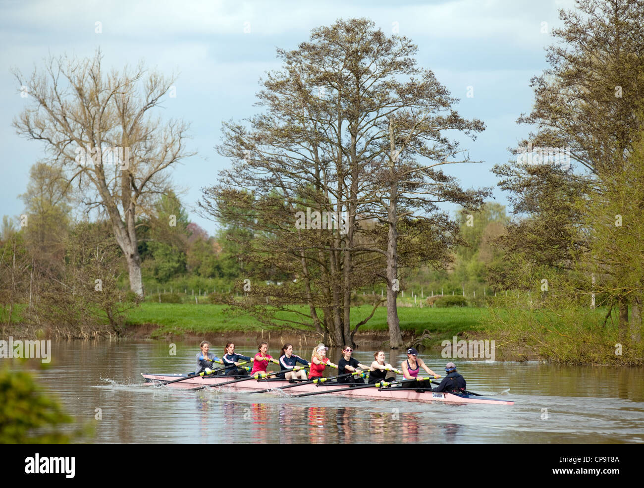 Un Oxford University womens otto barca a remi sul Fiume Tamigi a Wallingford Oxfordshire UK Foto Stock