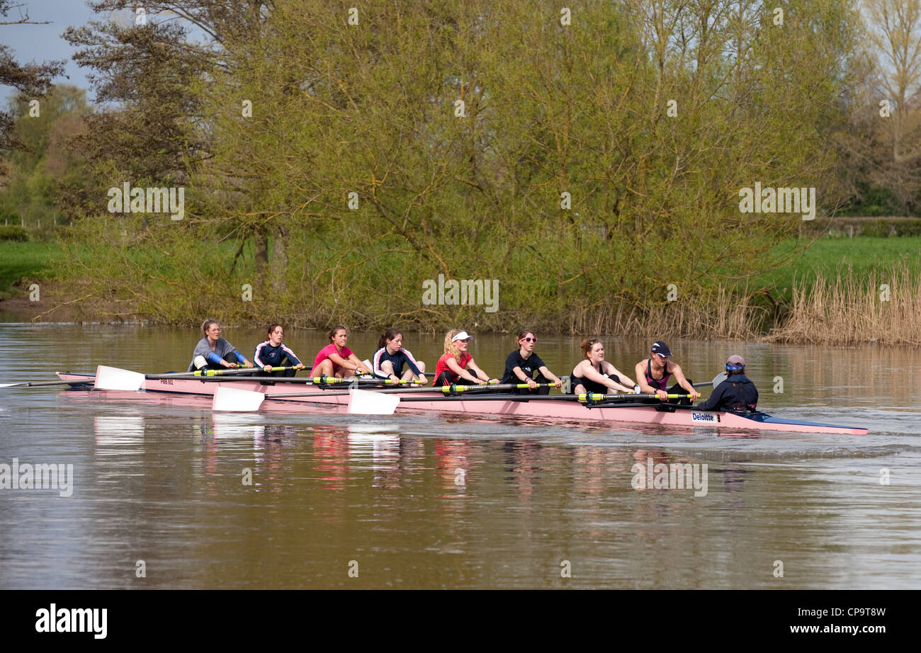 Un Oxford University womens otto barca a remi sul Fiume Tamigi a Wallingford Oxfordshire UK Foto Stock