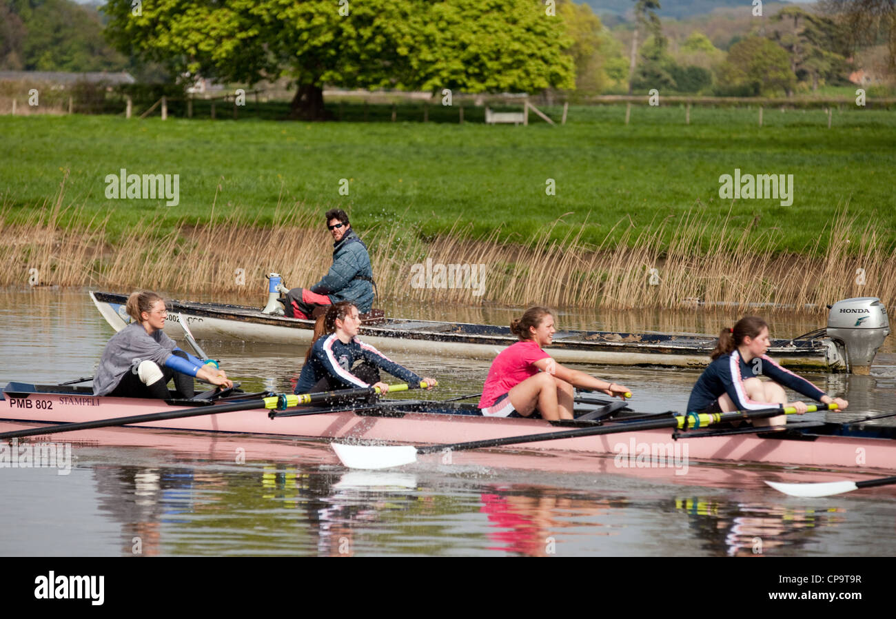 Un Oxford University womens otto barca essendo coaching sul Fiume Tamigi a Wallingford Oxfordshire UK Foto Stock