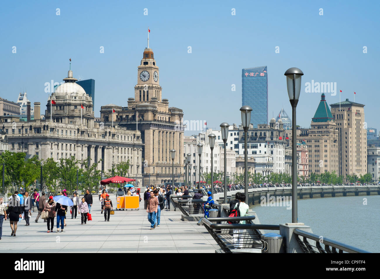Edifici storici lungo il Bund a Shanghai in Cina Foto Stock