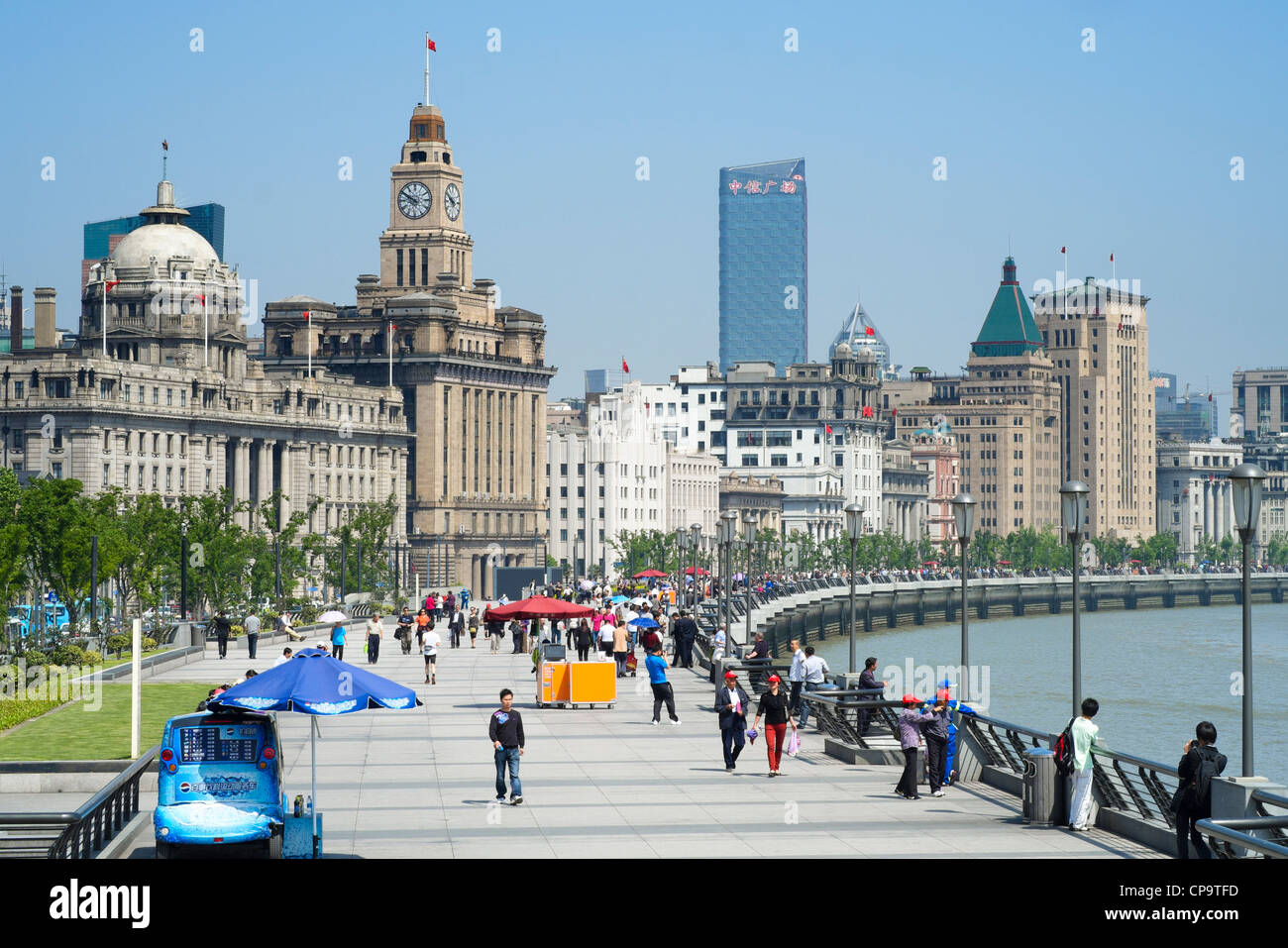 Edifici storici lungo il Bund a Shanghai in Cina Foto Stock
