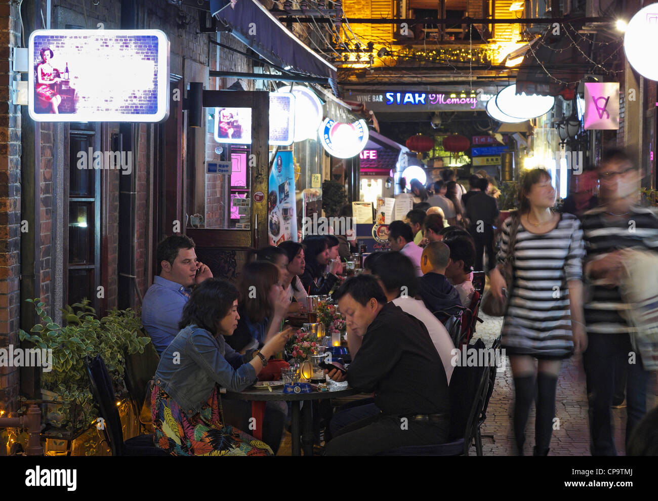 Notte in Tianzifang distretto dei negozi e degli intrattenimenti su Taikang Road a Shanghai in Cina Foto Stock