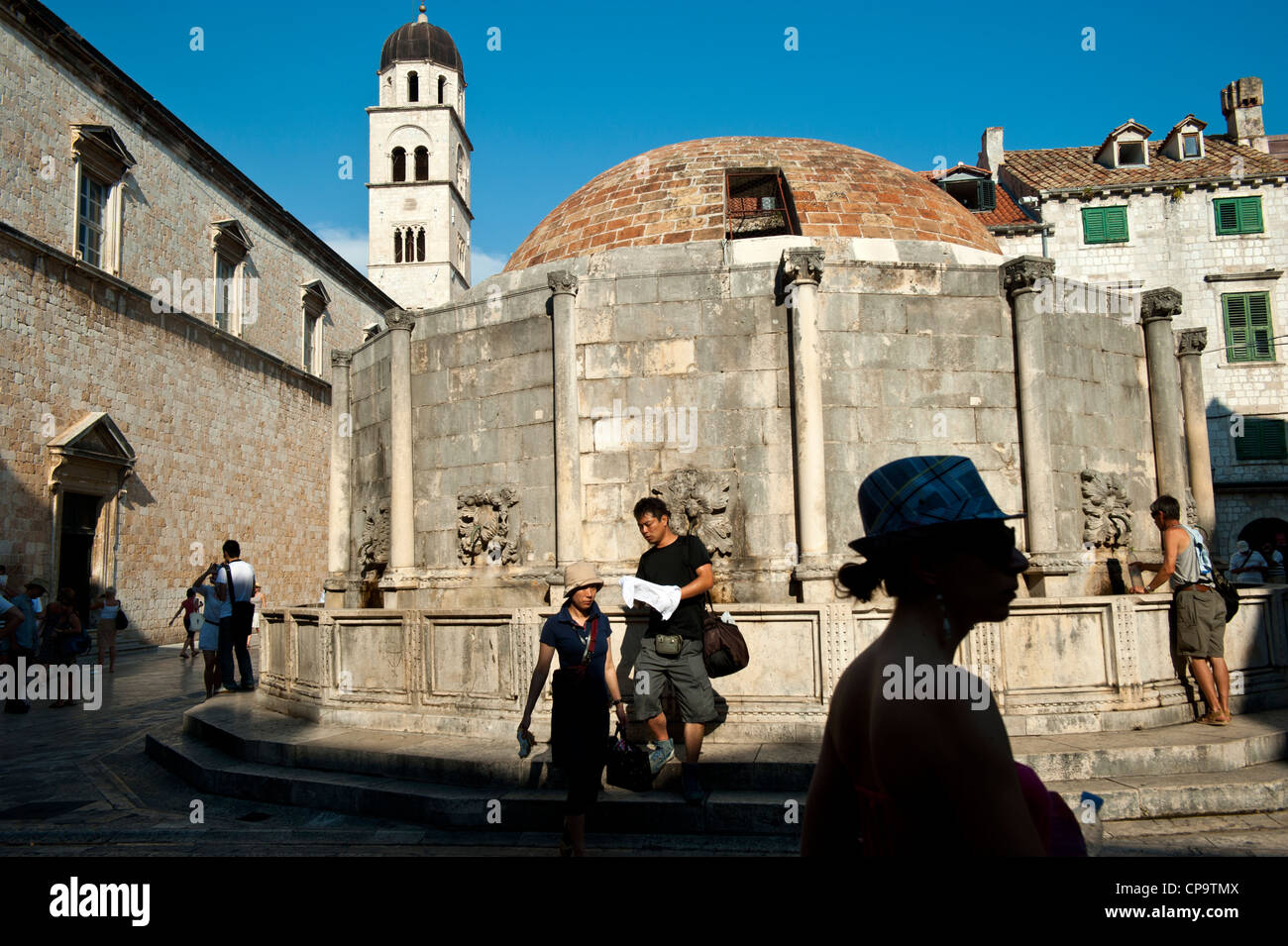 Onofrio fontana con il convento francescano in sfondo , Città Vecchia di Dubrovnik. La Croazia. Foto Stock