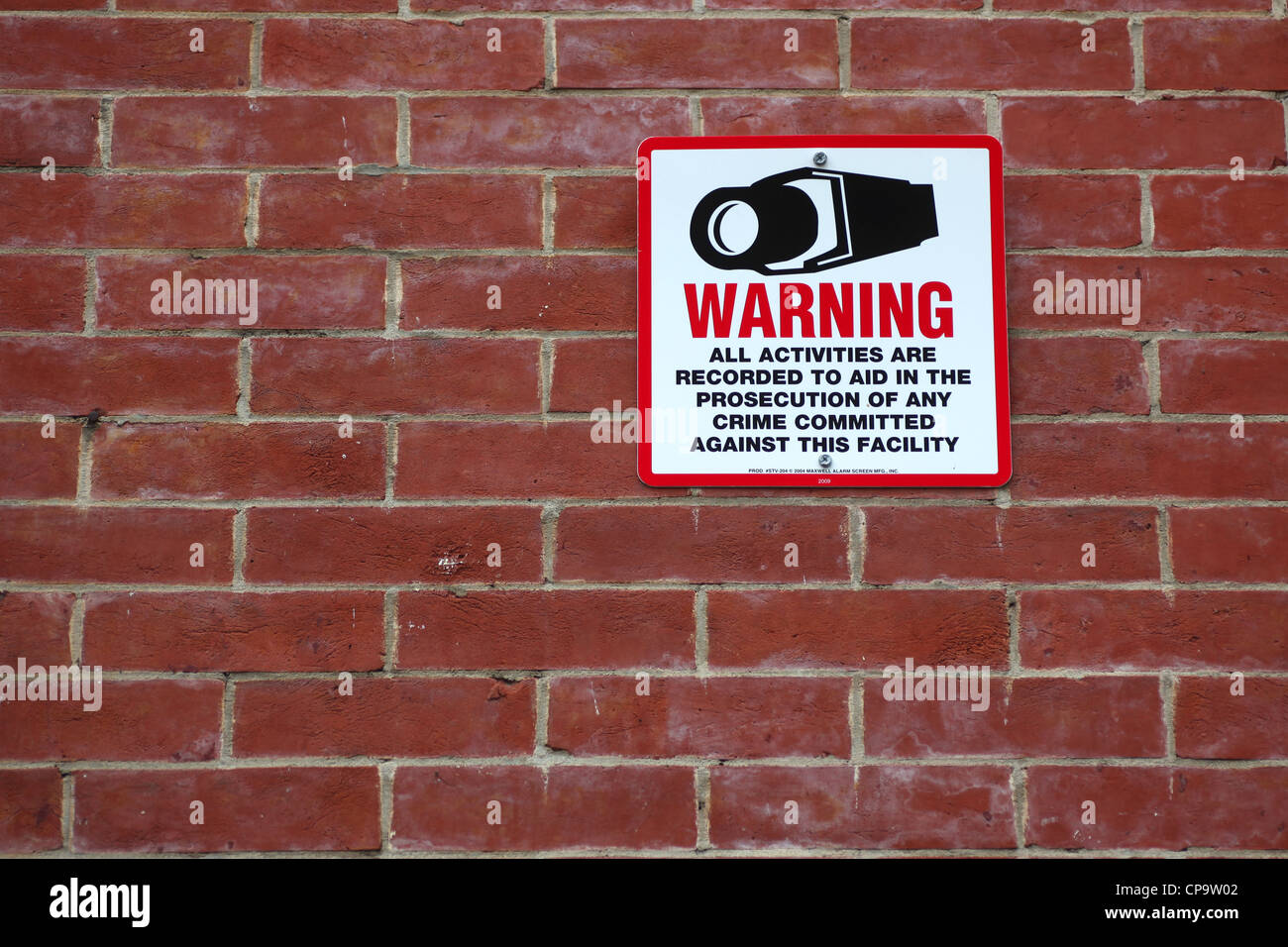 Sorveglianza segno di avvertimento sul muro di mattoni Foto Stock