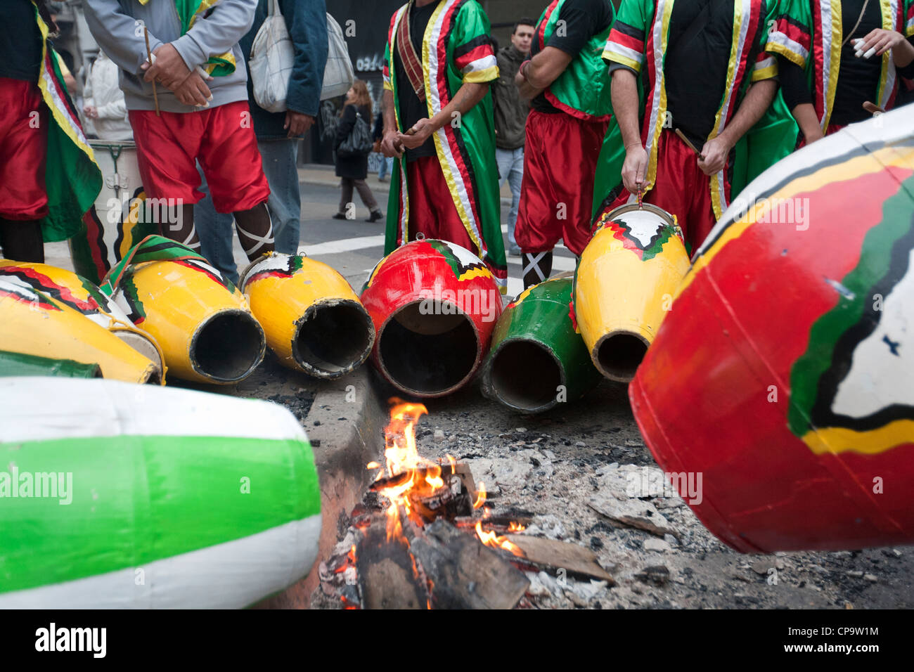 In fase di riscaldamento tamburi primo Afro descentes carnevale in Buenos Aires Argentina Foto Stock