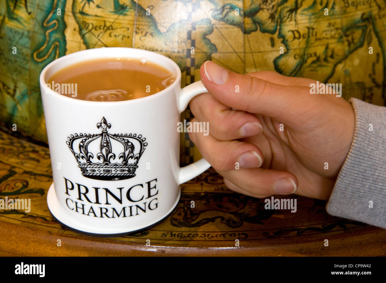 Prince Charming tazza di tè sul retro globo bevande Foto Stock