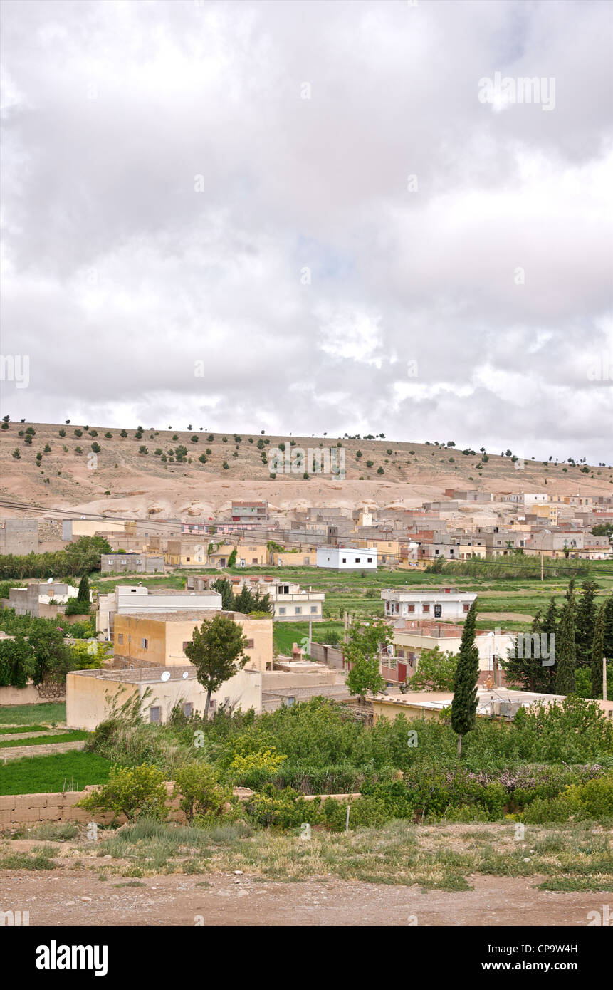 Vista sul villaggio marocchino in un giorno nuvoloso. Foto Stock