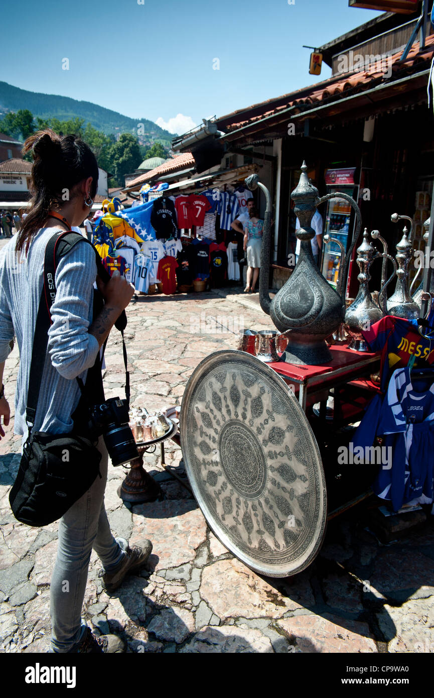 Ottone set caffè, gioielli, piastre e tubi in turco negozi di quartiere, Sarajevo.La Bosnia Erzegovina. Balcani .l'Europa. Foto Stock