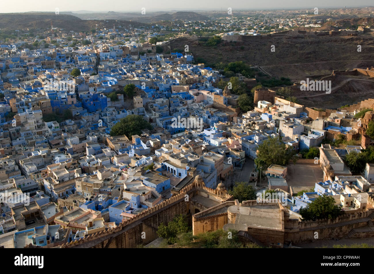 Le pareti delle abitazioni all'interno della vecchia città di Jodhpur sono dipinte di blu per tenere gli stretti vicoli fresco e privo di zanzare, Jodhpur, Rajasthan, India Foto Stock