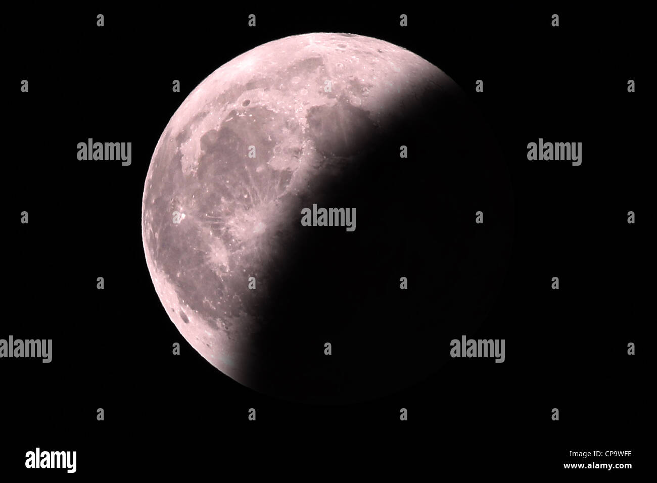 Una bella e luminosa mezza luna nel cielo di notte! Foto Stock