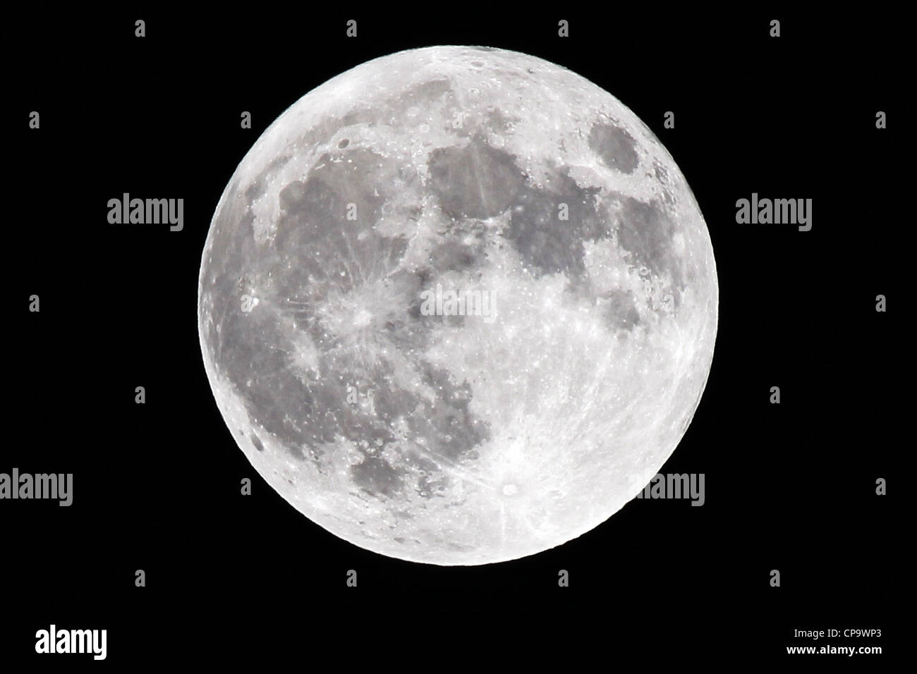 Super luna piena al 100%, prese a suo perigeo il 5 maggio 2012. Un Super Luna si verifica quando la luna piena è al suo più vicino alla terra. Foto Stock
