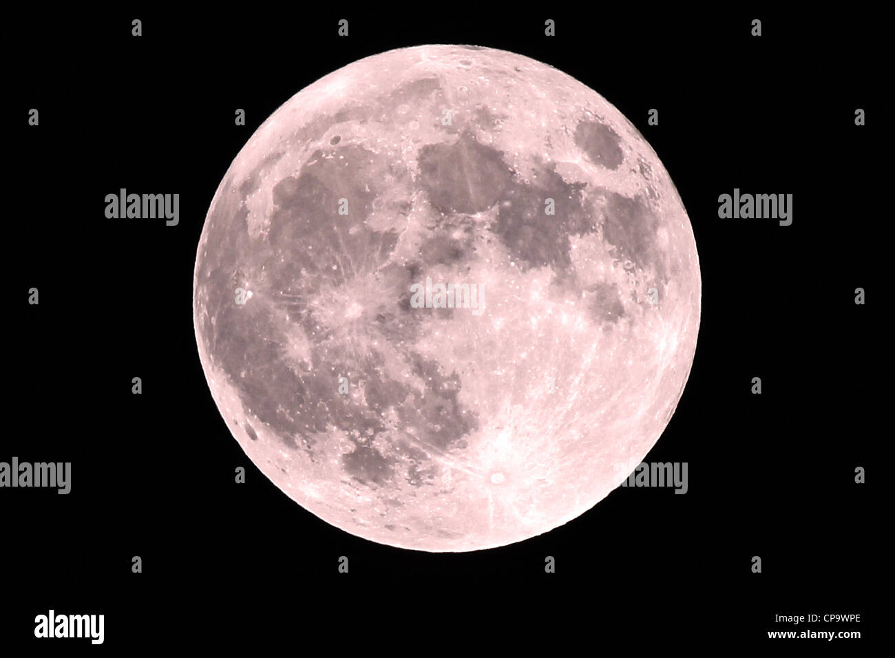 Rosso super luna piena al 100%, prese a suo perigeo il 5 maggio 2012. Un Super Luna si verifica quando la luna piena è al suo più vicino alla terra Foto Stock