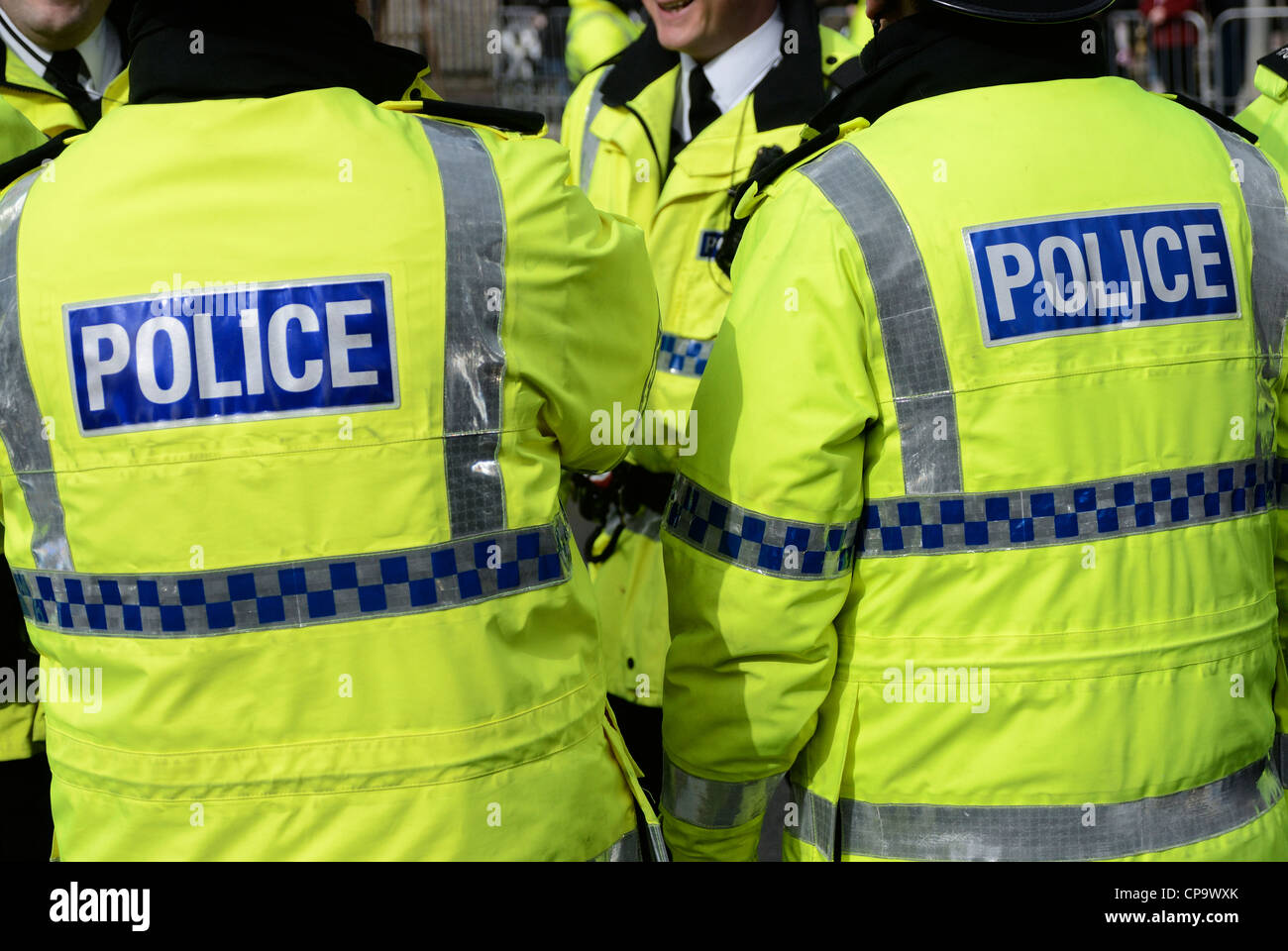 La polizia di giallo fluorescente giacche. Foto Stock