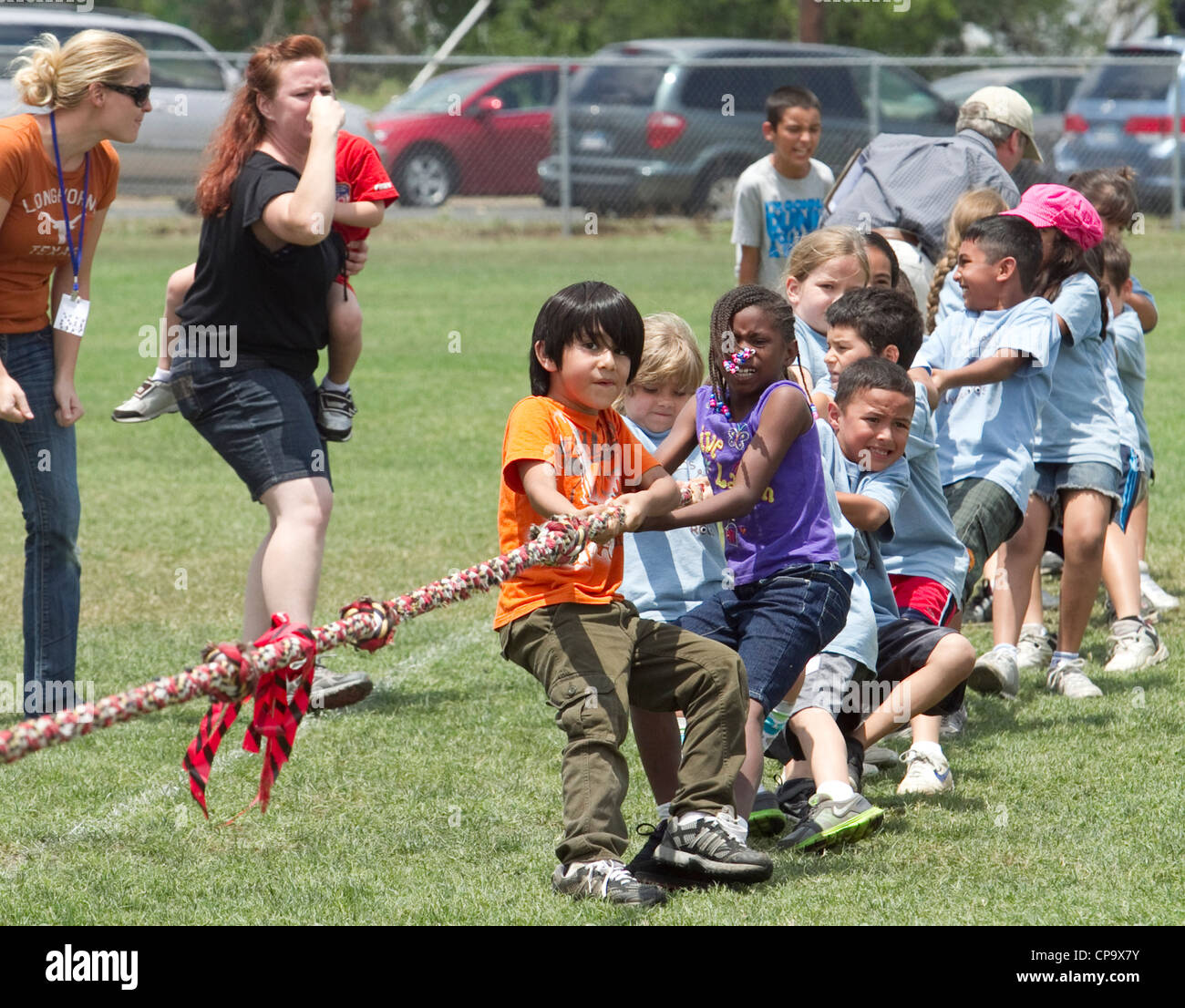 Seconda elementare Scuola elementare età i bambini partecipano in Tug-of-War durante la via e il campo giorno a scuola. Foto Stock