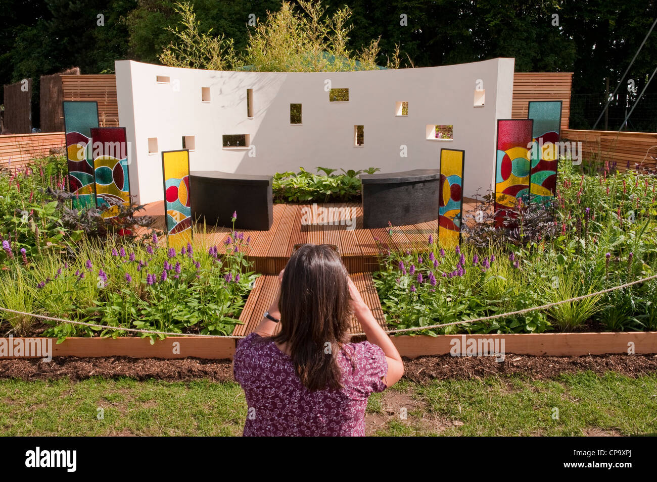 La donna prende la foto del muro del suono in bella musica interattiva terapia "giardino un suono Giardino' - RHS Flower Show, Tatton Park, Cheshire, Inghilterra, Regno Unito. Foto Stock