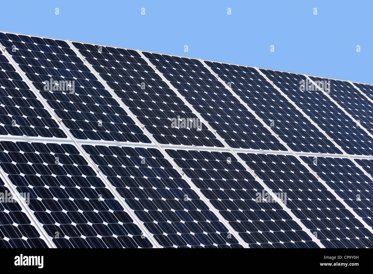 Close-up di pannelli solari fotovoltaici sul tetto Foto Stock