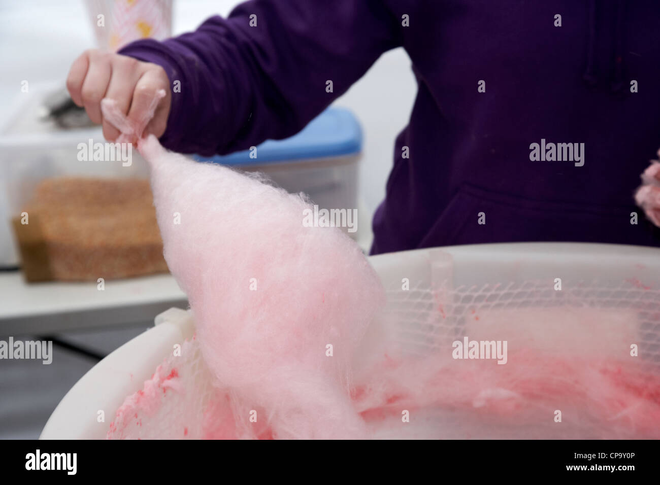 Donna che fa il cotone zucchero filato CANDY REGNO UNITO Foto Stock