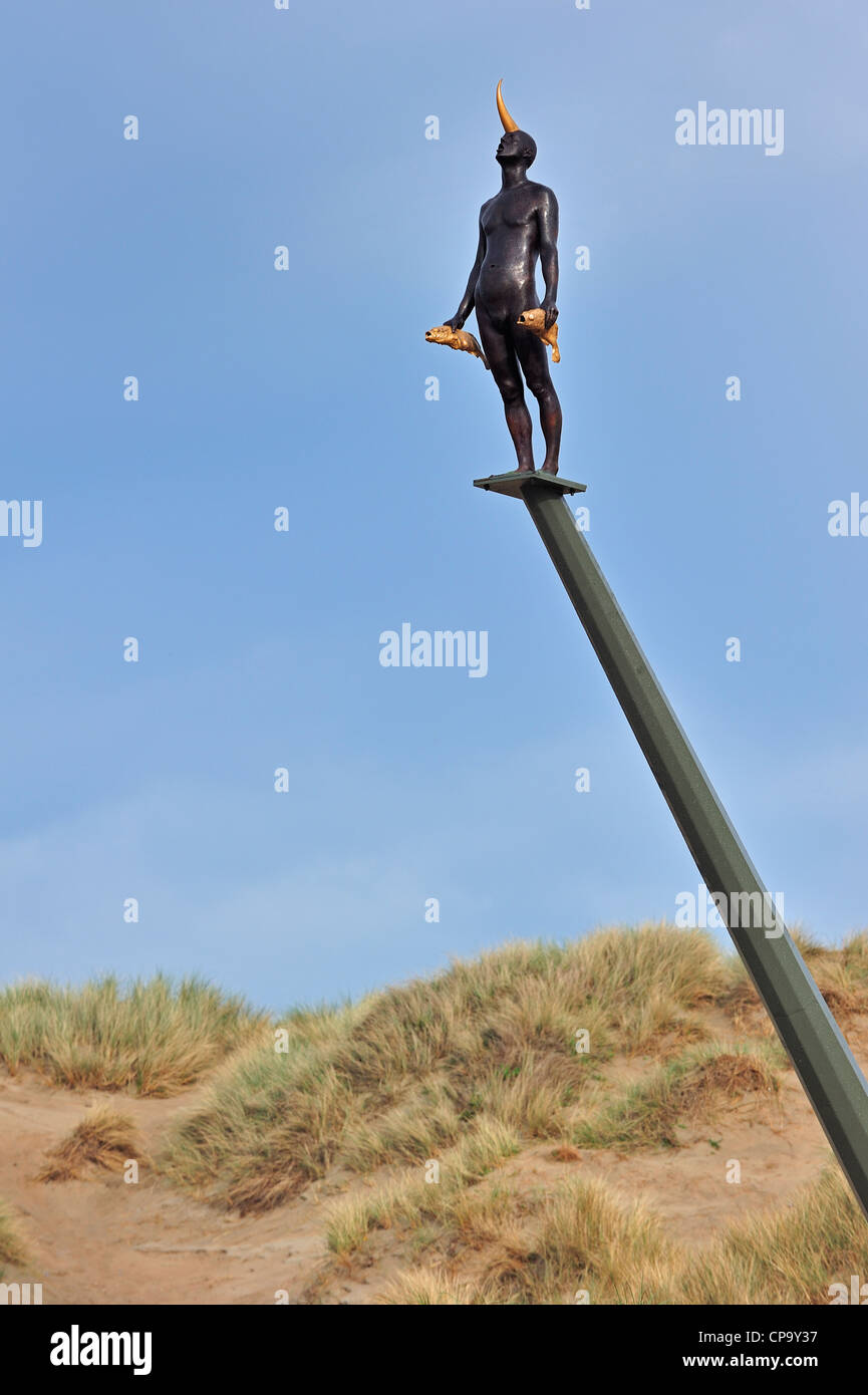 Il Wanderer / Viaggi, scultura dell'artista Melita Couta nelle dune durante il Beaufort04 a Koksijde - Oostduinkerke, Belgio Foto Stock