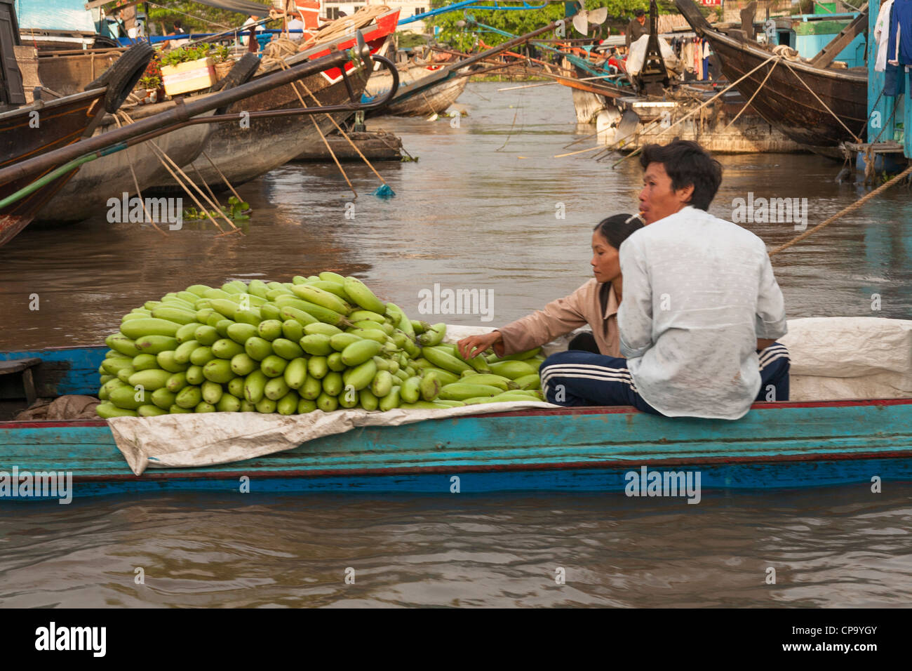La gente in una barca nel mercato galleggiante, Cai Rang vicino a Can Tho, Fiume Mekong Delta, Vietnam Foto Stock
