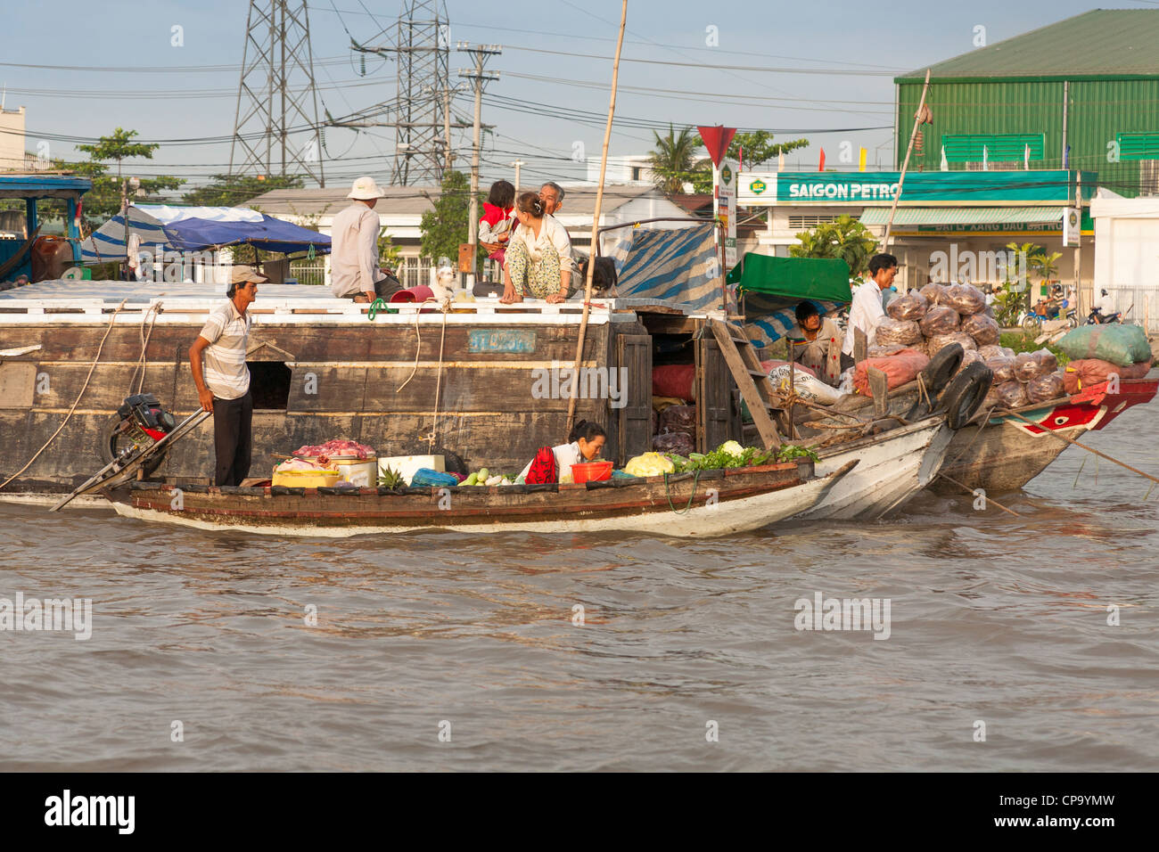 Barche nel mercato galleggiante, Cai Rang vicino a Can Tho, Fiume Mekong Delta, Vietnam Foto Stock