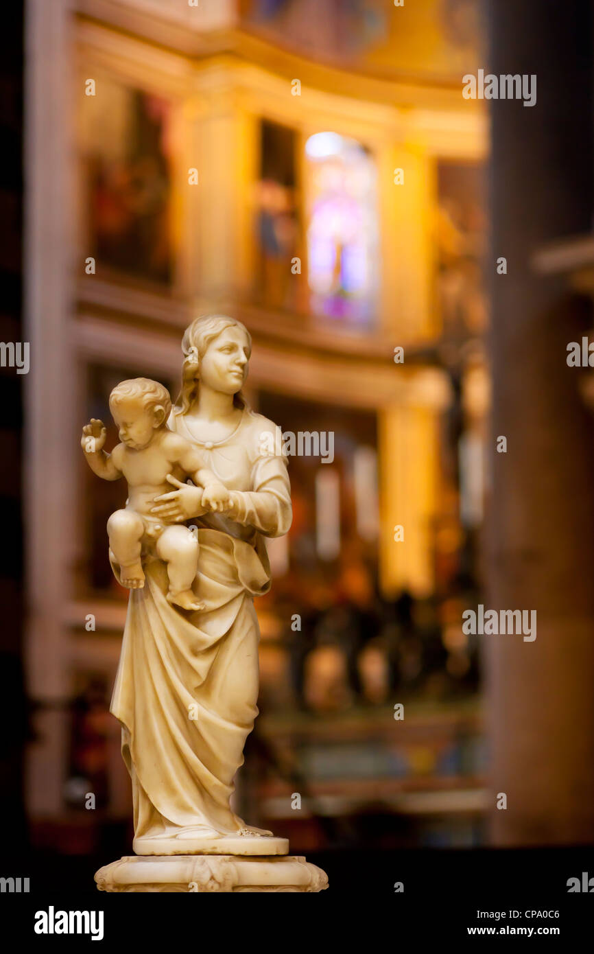 Madre Maria e Gesù bambino statua dentro la chiesa di Santa Maria Assunta, Pisa Toscana Italia Foto Stock