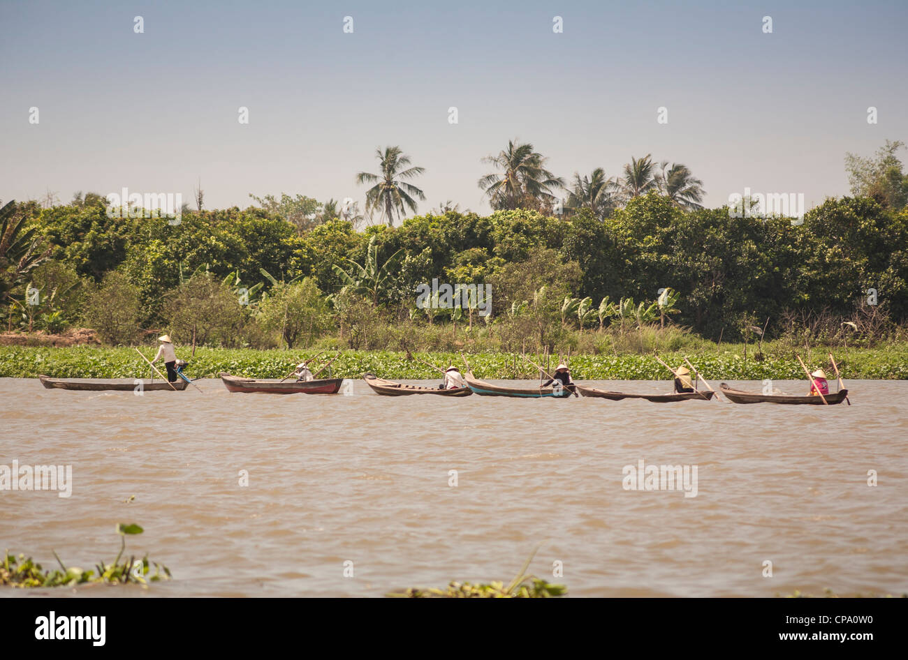 Un convoglio di sei imbarcazioni tradizionali del fiume Mekong, Cai Be, il fiume Mekong Delta, Vietnam Foto Stock
