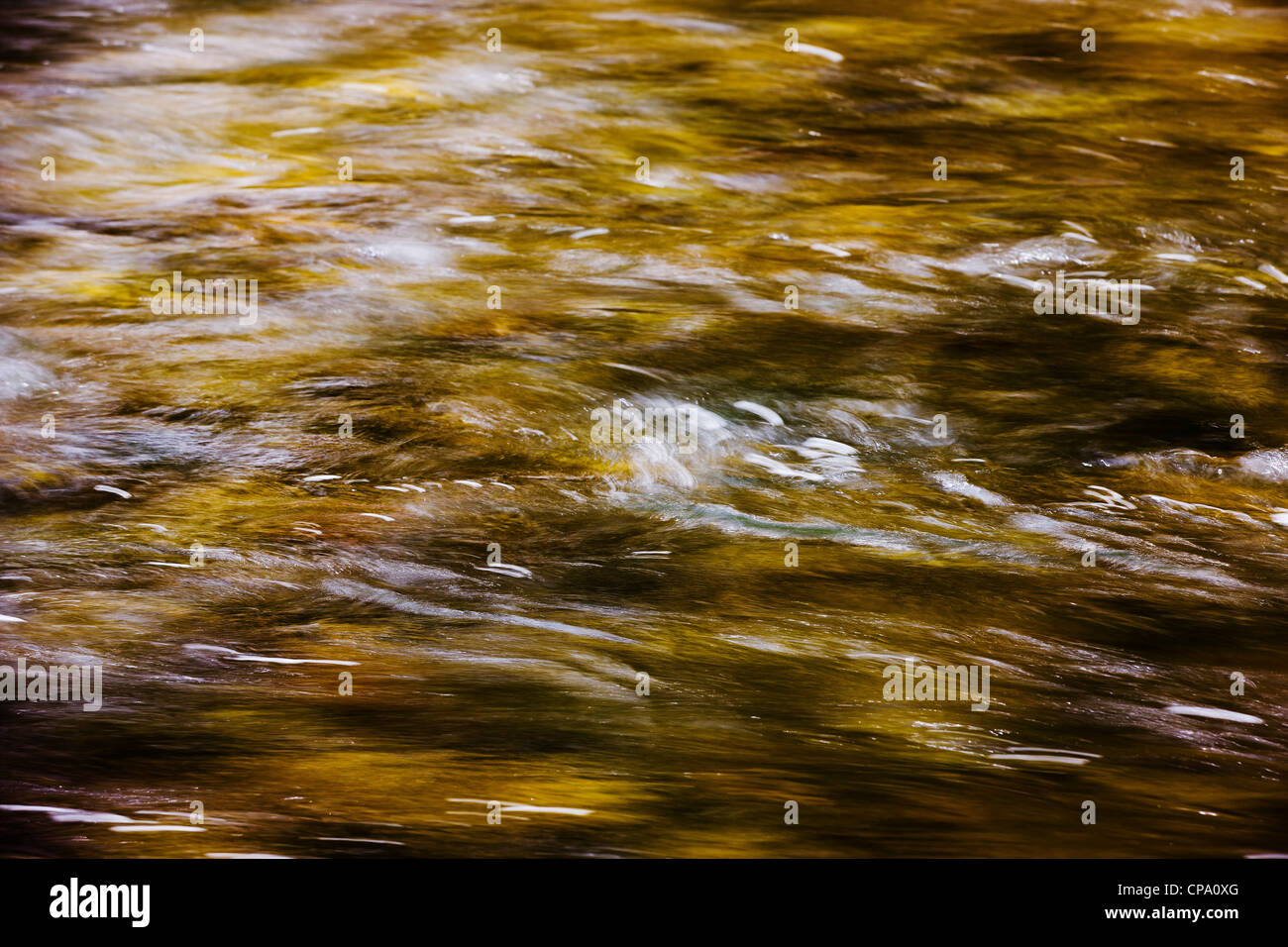 Moto sfocata vicino la fotografia dell'Arkansas River che corre attraverso il quartiere del centro storico di salida, Colorado Foto Stock