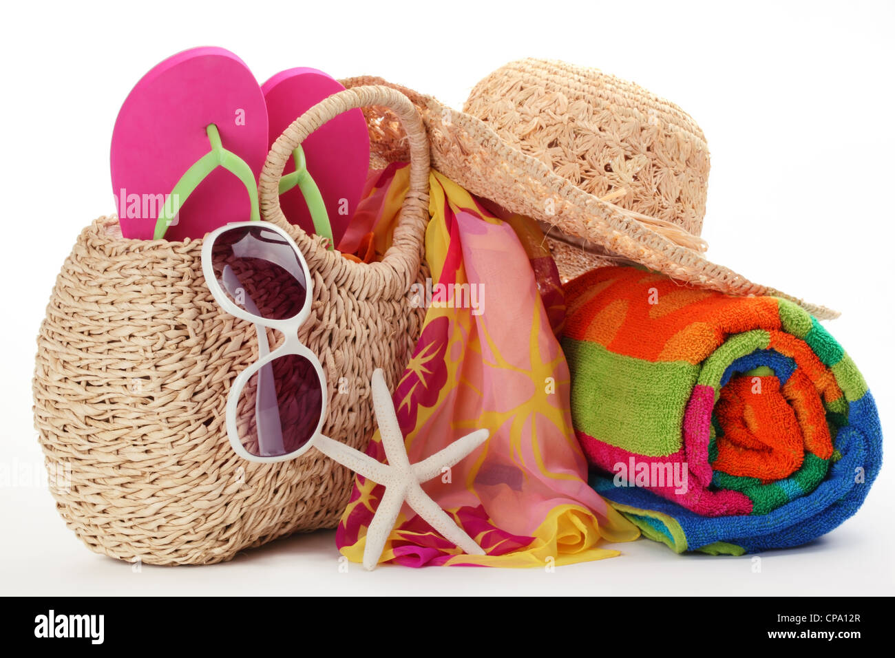 Borsa da spiaggia con asciugamano,infradito e occhiali da sole. Foto Stock