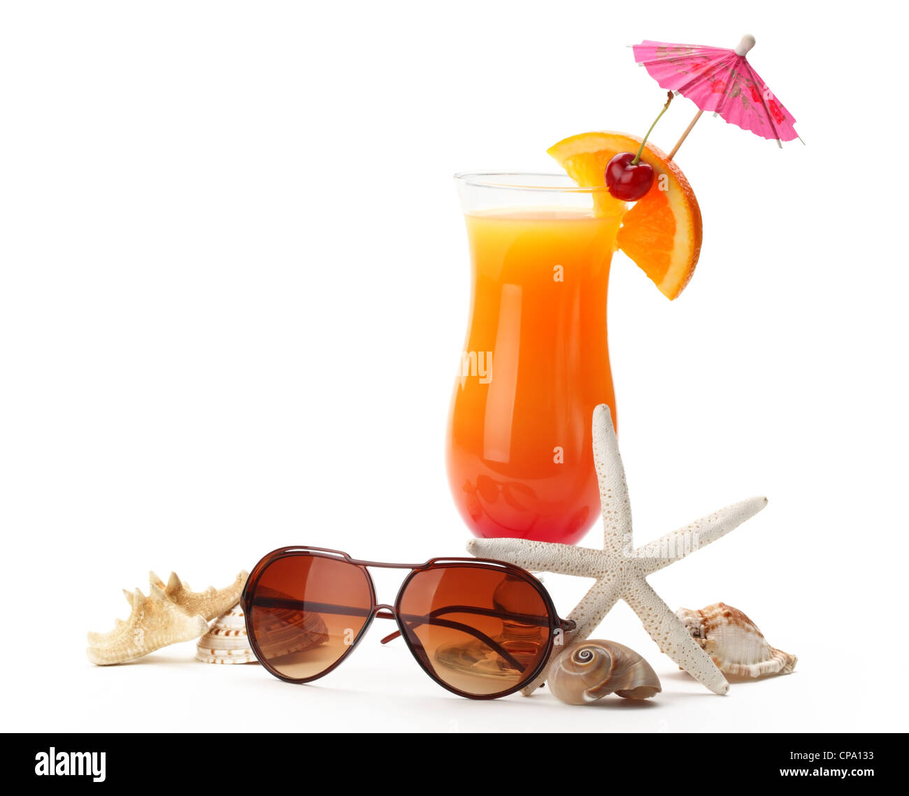 Bevanda estiva,Occhiali da sole e conchiglie su sfondo bianco. Foto Stock