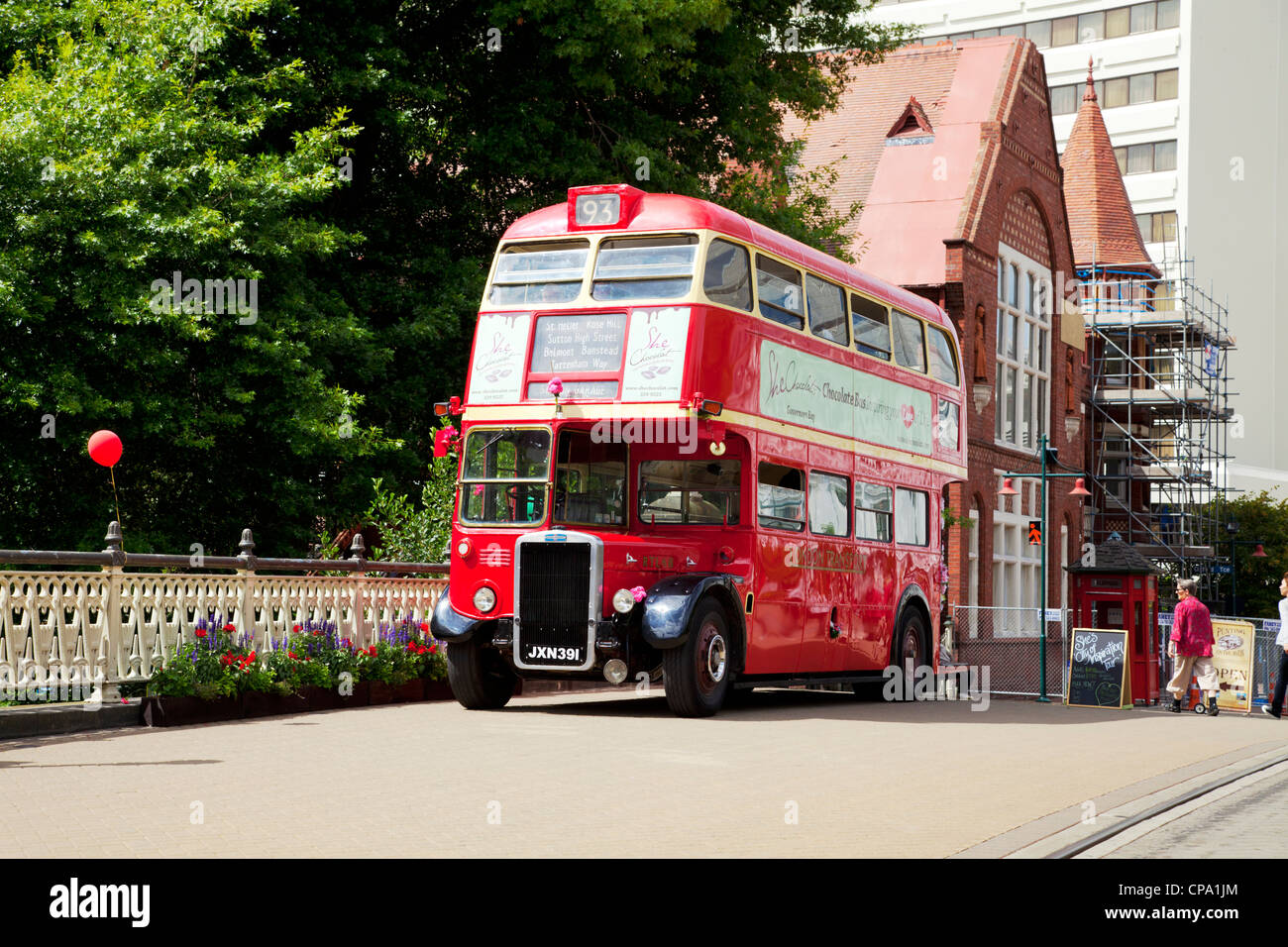 Trasporti di Londra bus rosso a due piani a Christchurch, Nuova Zelanda, pronto a prendere i turisti in un tour della citta'. Foto Stock