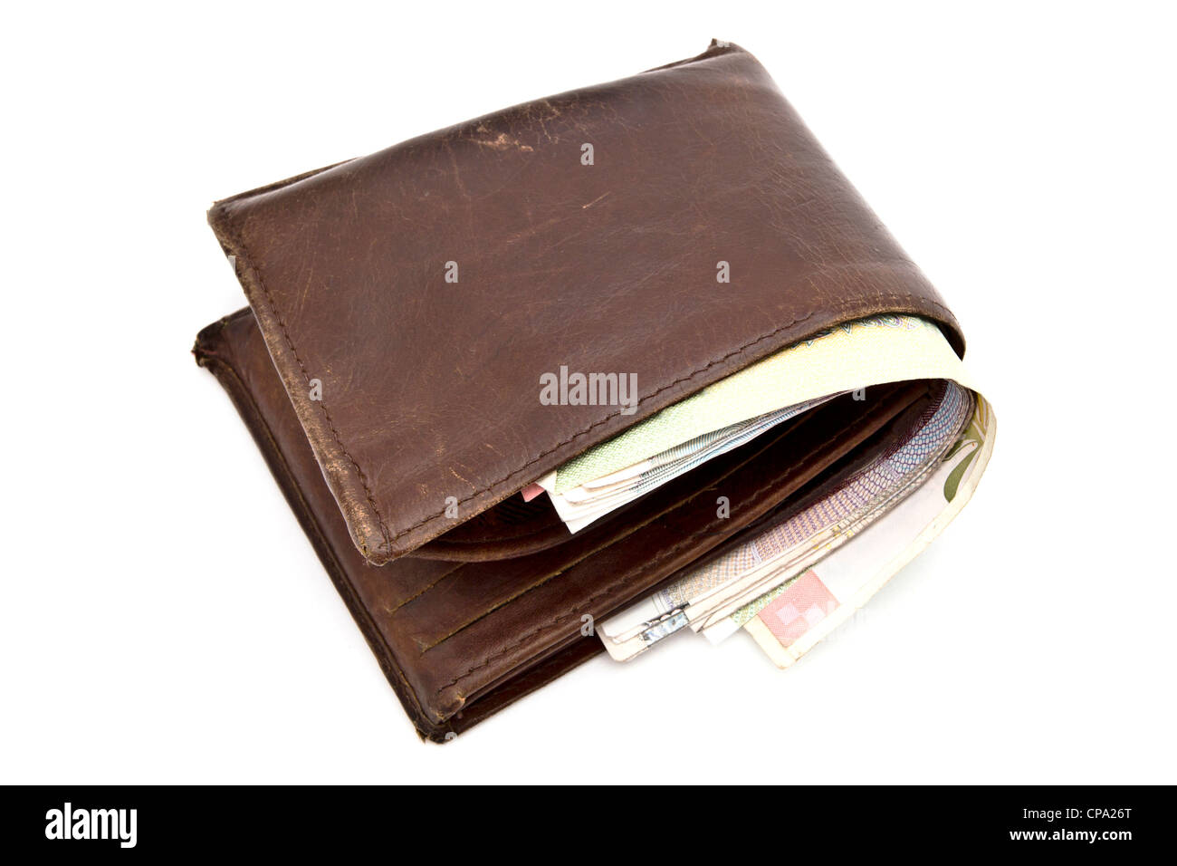 Portafoglio marrone con valuta closeup su sfondo bianco Foto Stock