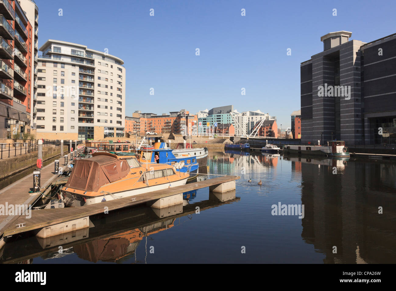 Clarence Dock, Leeds, West Yorkshire, Inghilterra, Regno Unito. Barche ormeggiate dal pontile con il Royal Armouries Museum di fronte Foto Stock