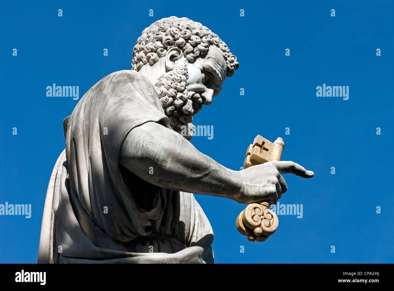 Dettaglio di San Pietro statua tenendo premuto il tasto verso il cielo. Piazza San Pietro. Città del Vaticano. Roma. Italia Foto Stock