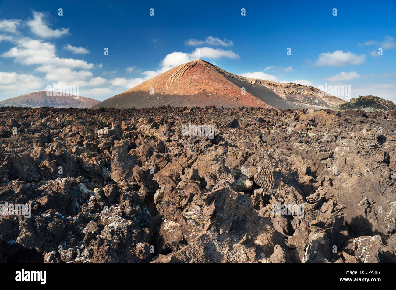 Spinosa lava aa dalla storica eruzione 1730-1736 del Montana Colorada, Lanzarote, guardando verso il Montana Ortiz Foto Stock